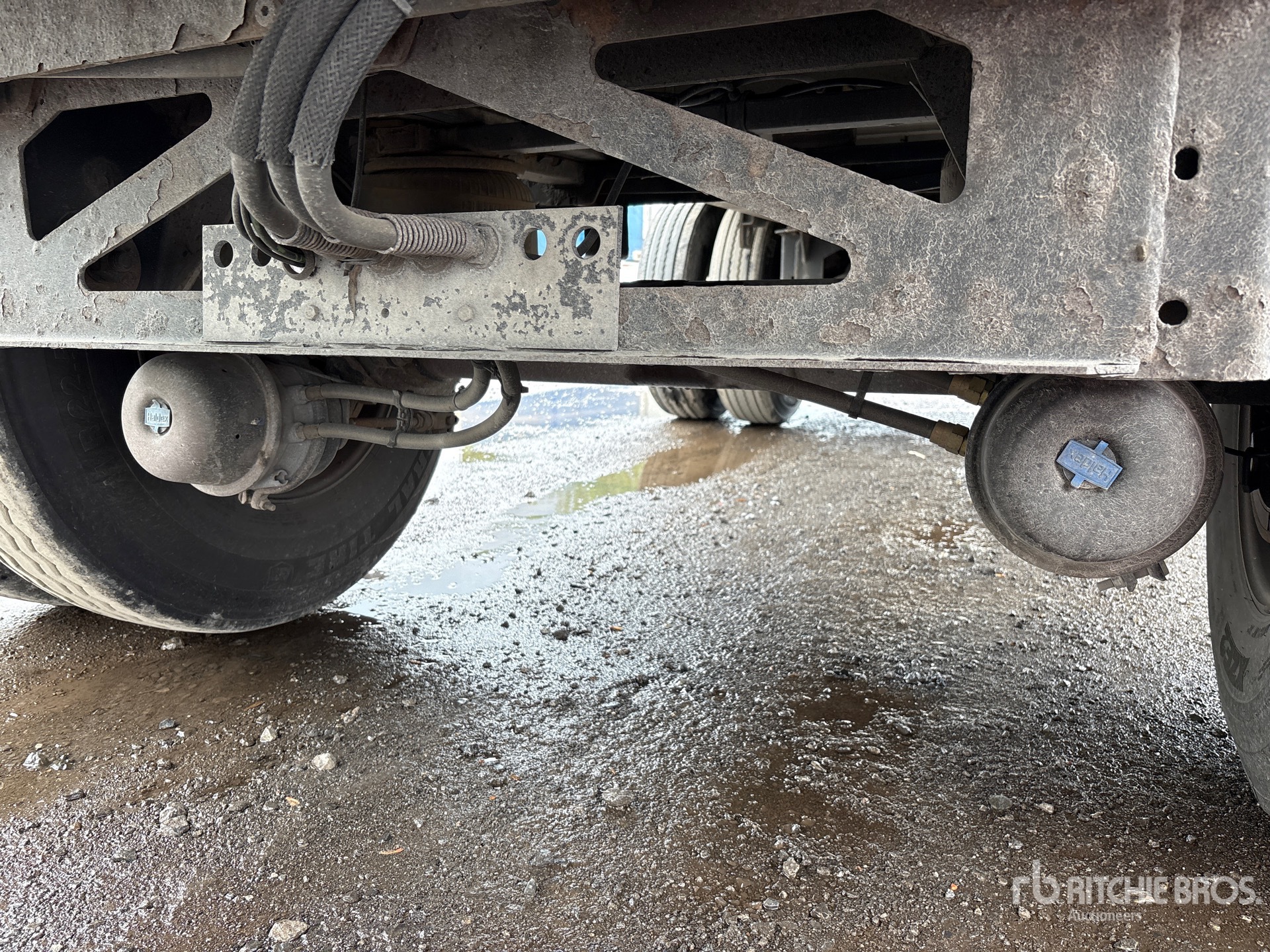 2017 Reitnouer 48 ft T/A Spread Axle