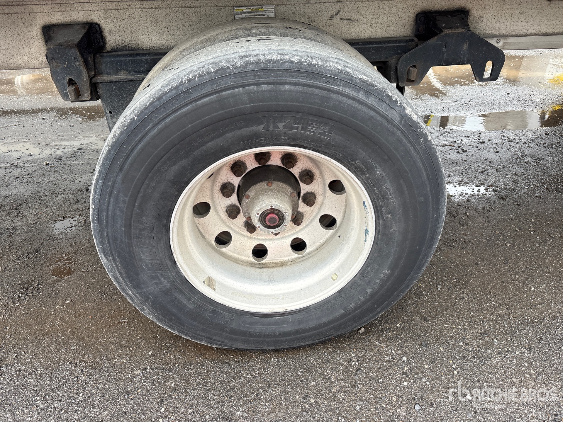 2017 Reitnouer 48 ft T/A Spread Axle