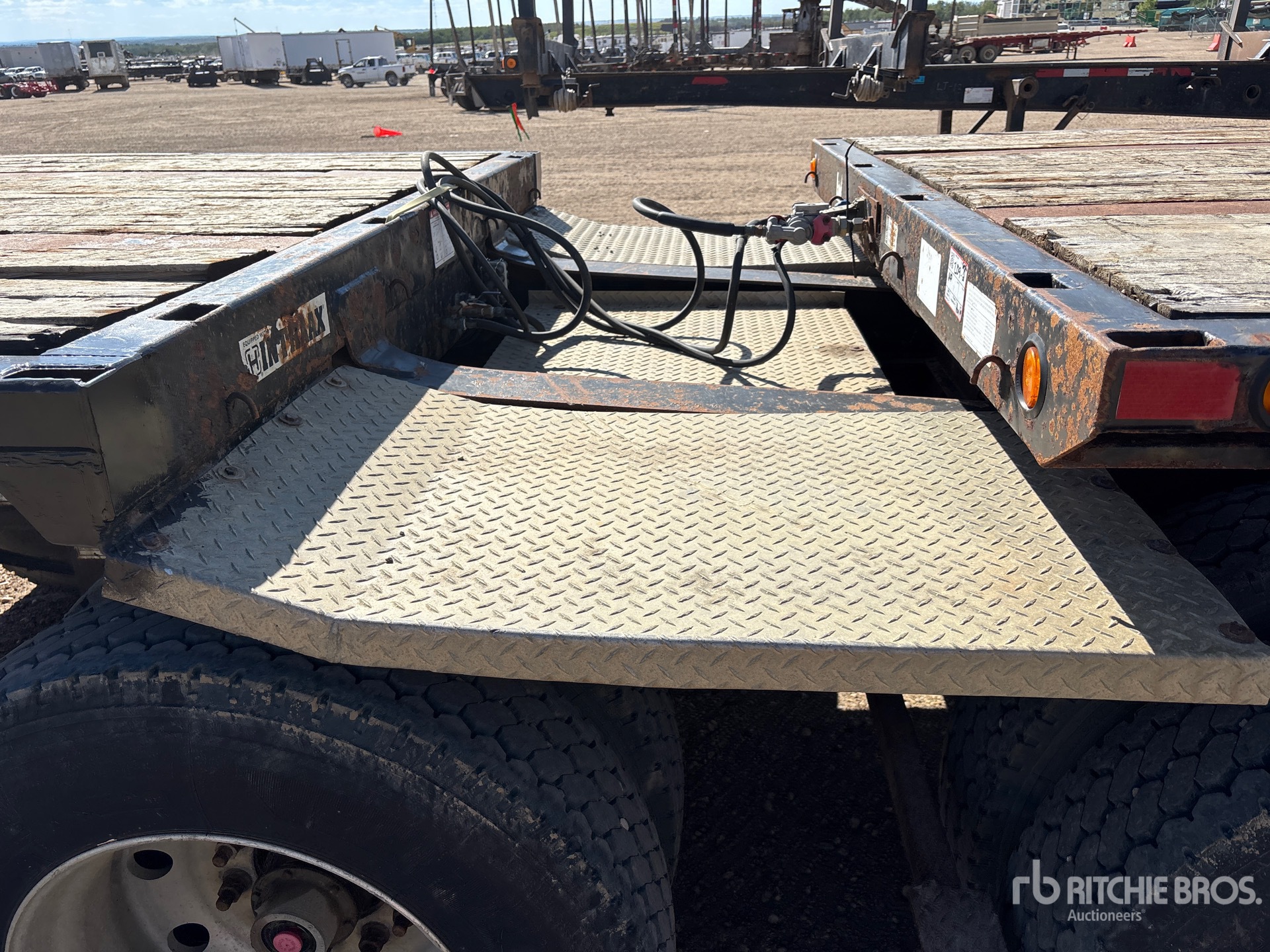 2008 Doepker HB12207L