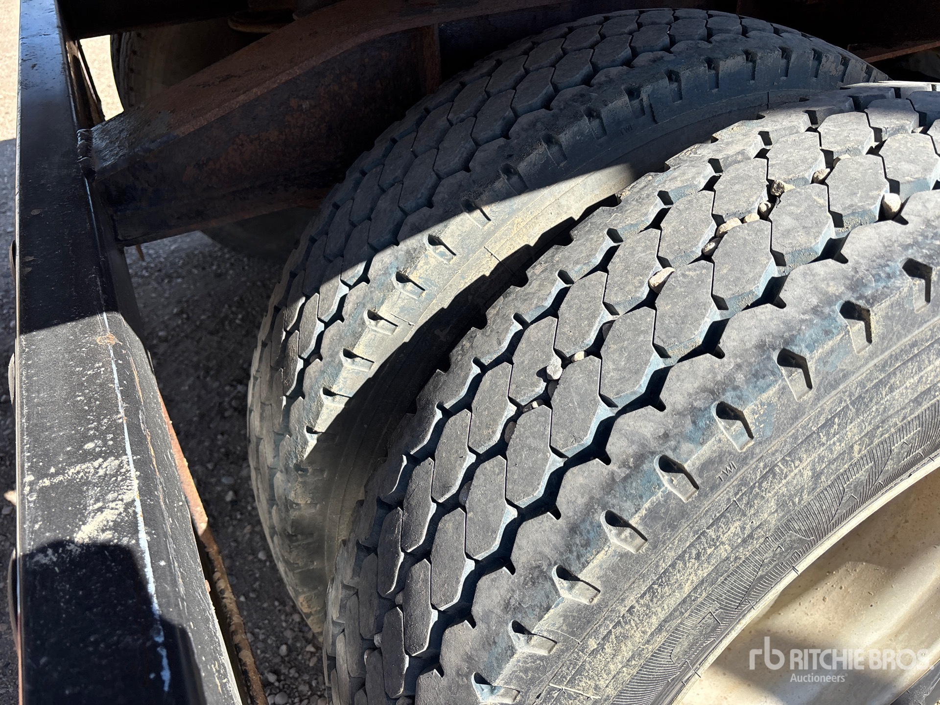 2008 Doepker HB12207L