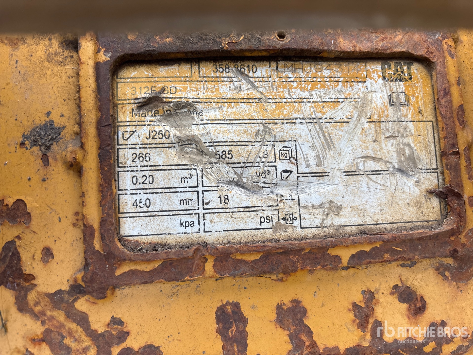 Caterpillar 15 in Digging