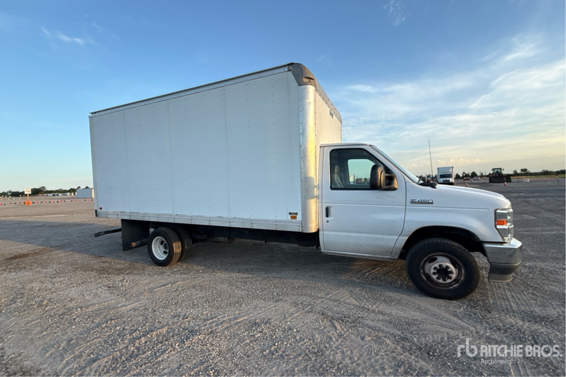 2022 Ford E450