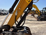 Hydraulics with Thumb Cylinder