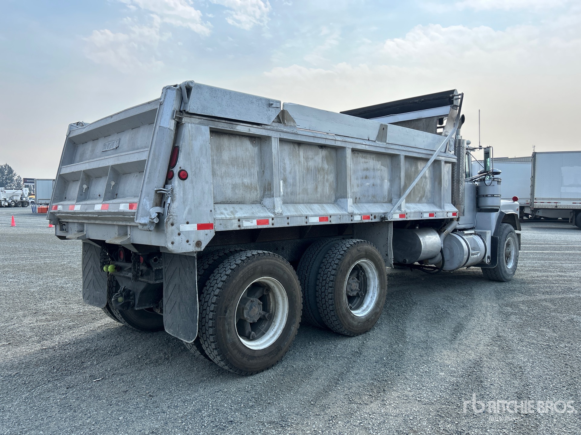 1990 Mack RB688S