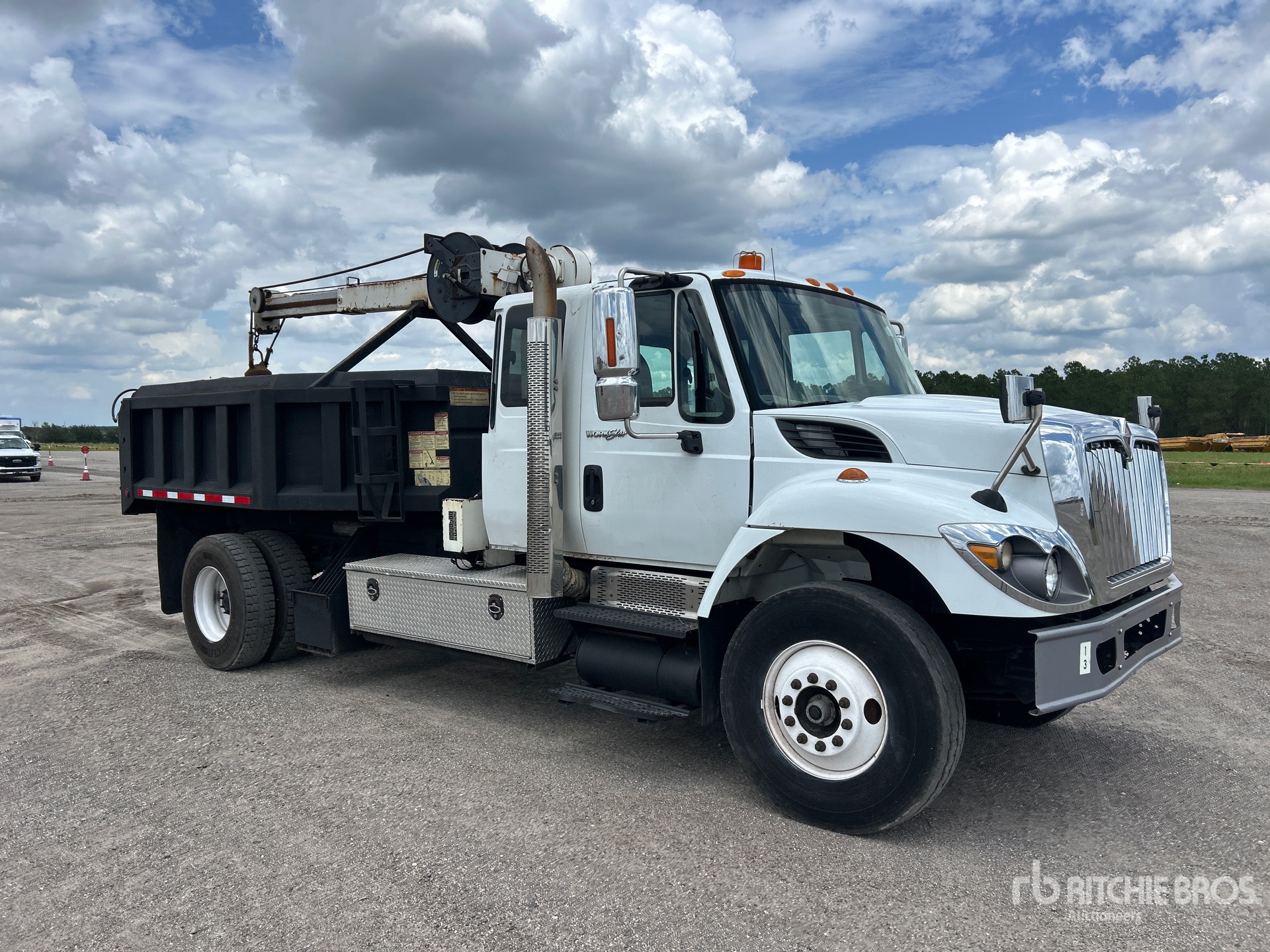2009 International 7400SBA