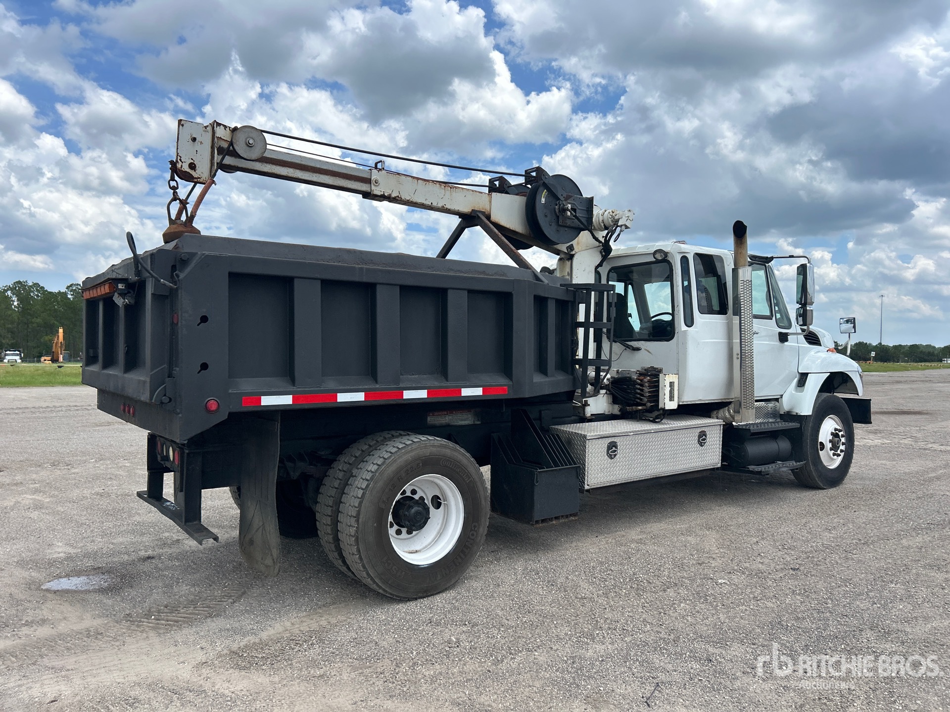 2009 International 7400SBA