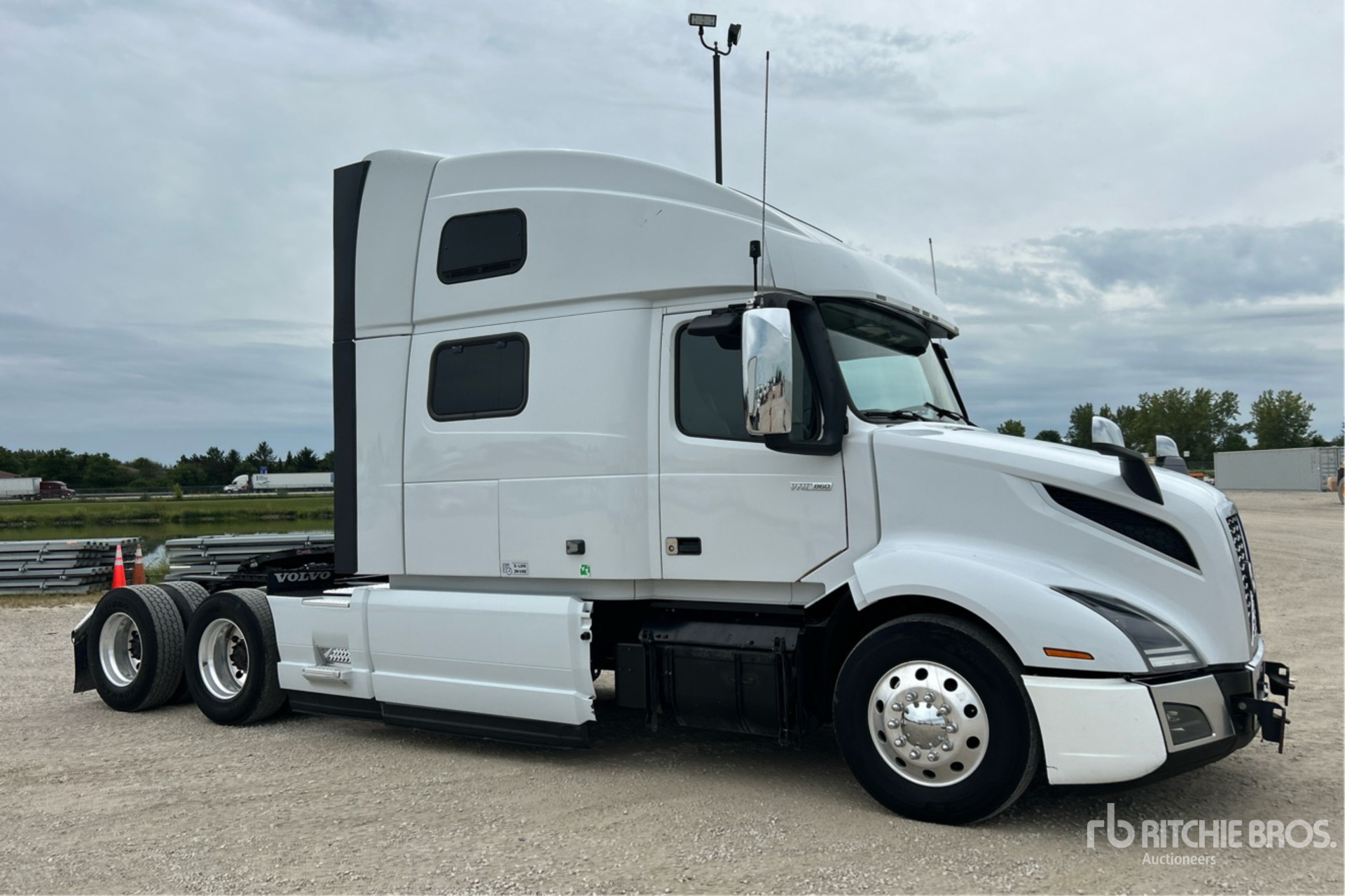 2023 Volvo VNL860