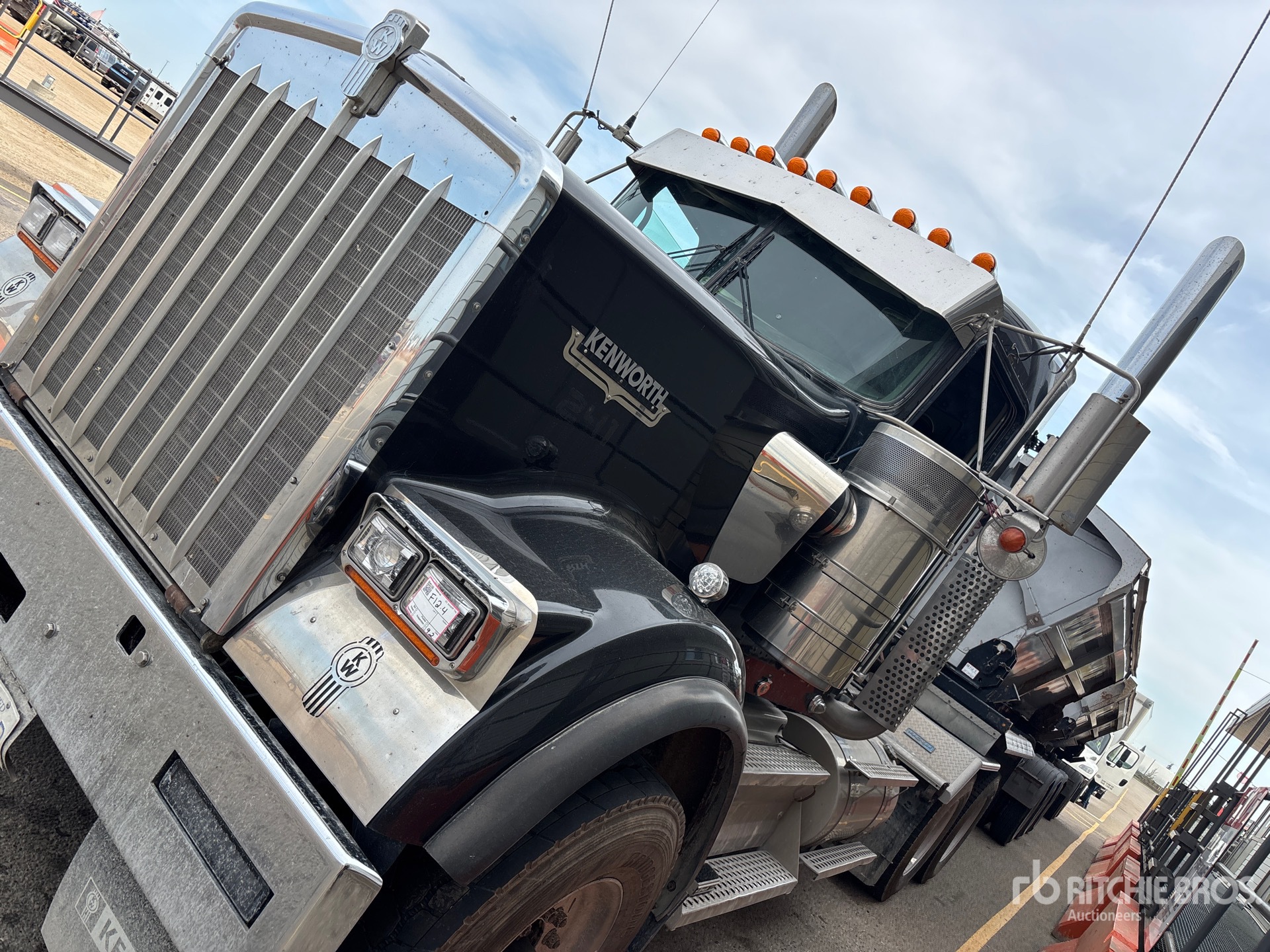 2023 Kenworth W900