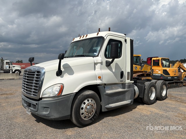 2016 Freightliner Cascadia 125 T/A Day Cab Truck Tractor