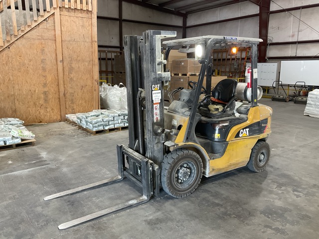 Cat GP25N 4500 lb Pneumatic Tire Forklift