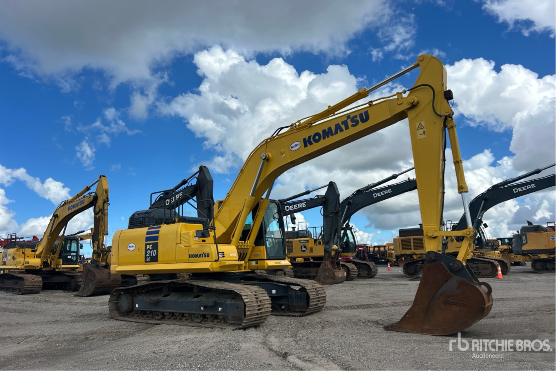 2022 Komatsu PC210LC-11