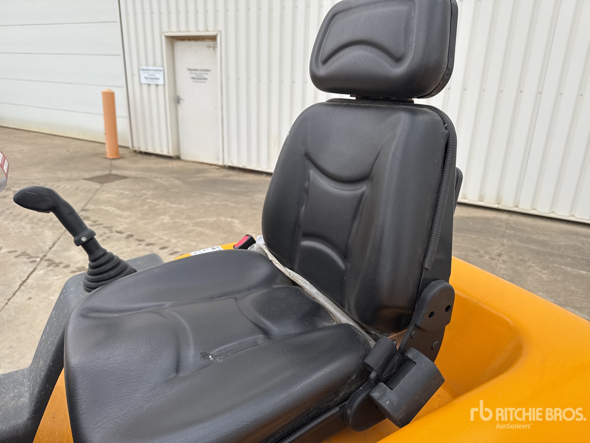 2016 Ausa D100AHG