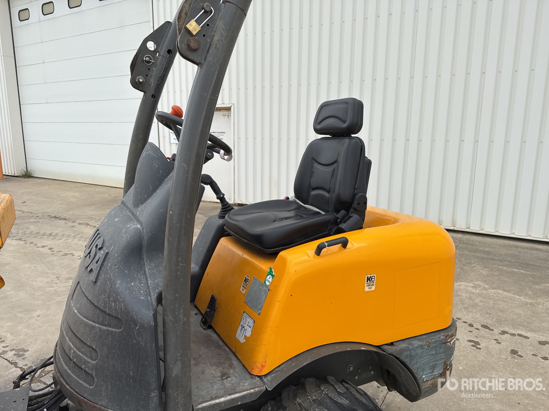 2016 Ausa D100AHG