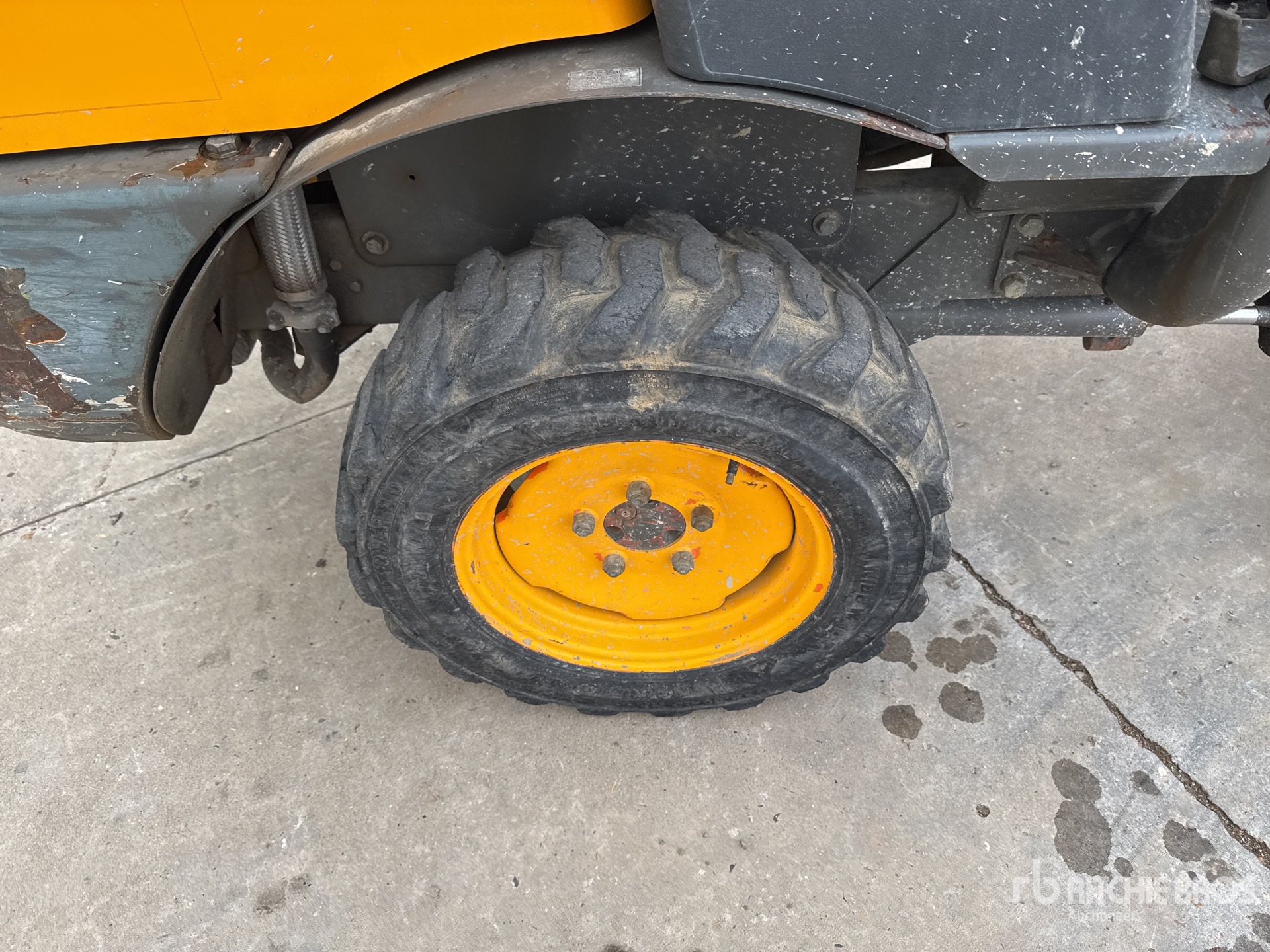 2016 Ausa D100AHG