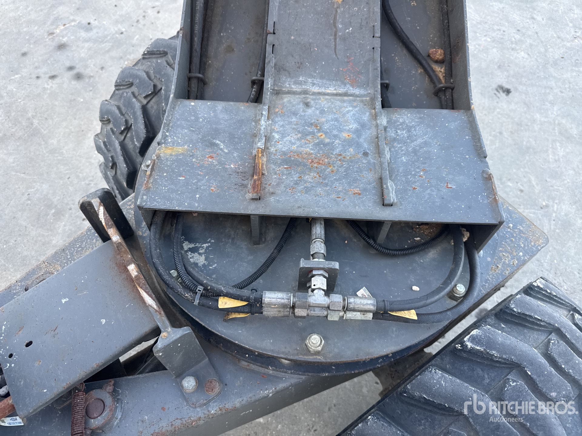 2016 Ausa D100AHG