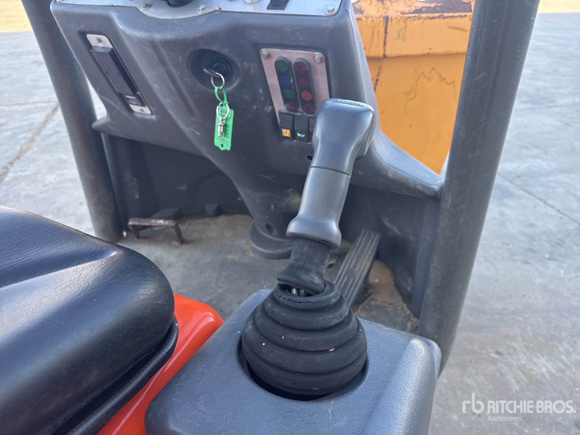 2016 Ausa D100AHG