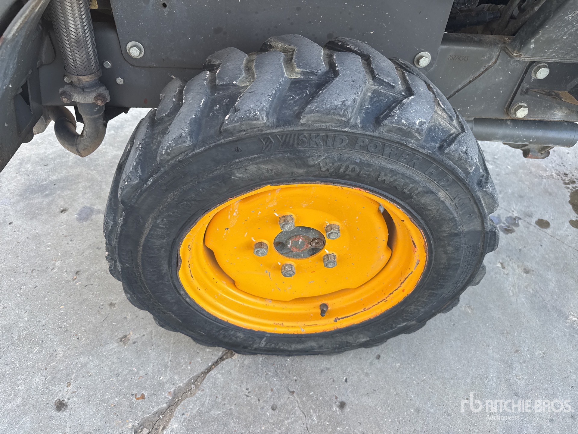 2015 Ausa D100AHG