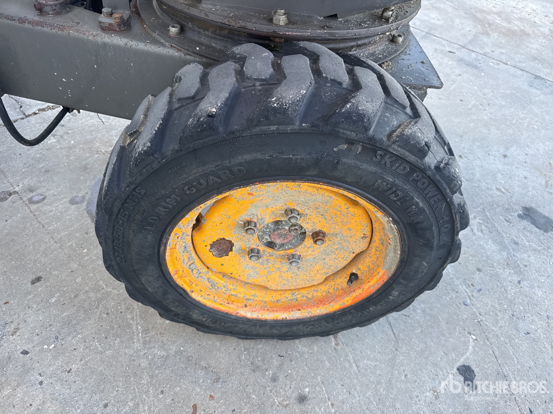 2015 Ausa D100AHG