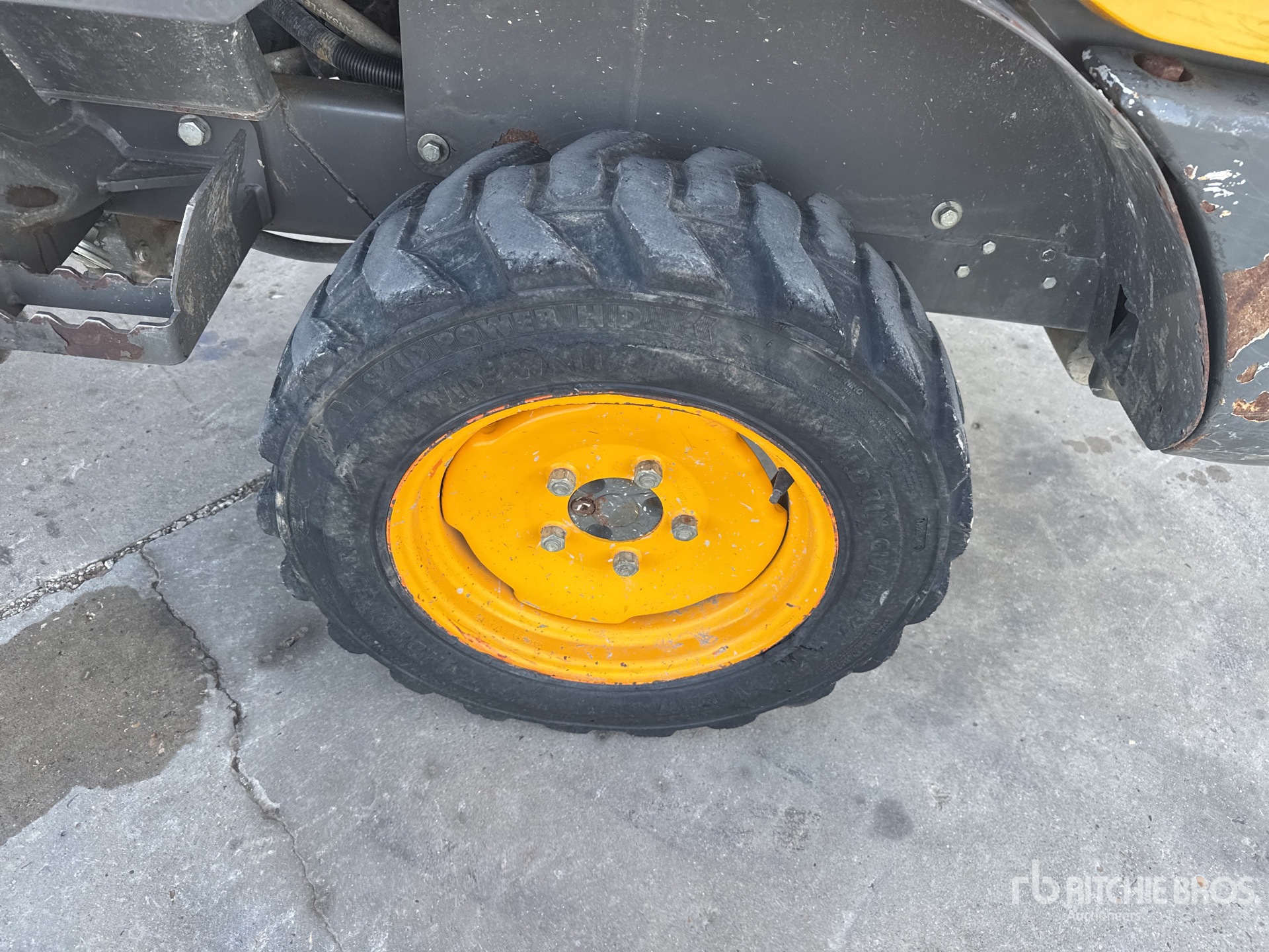 2015 Ausa D100AHG
