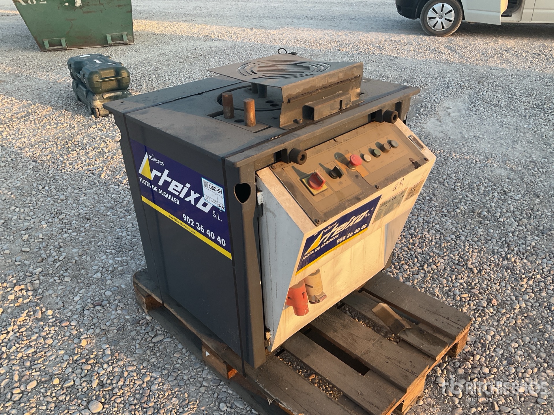 General Appearance with Picture, Right Front Corner