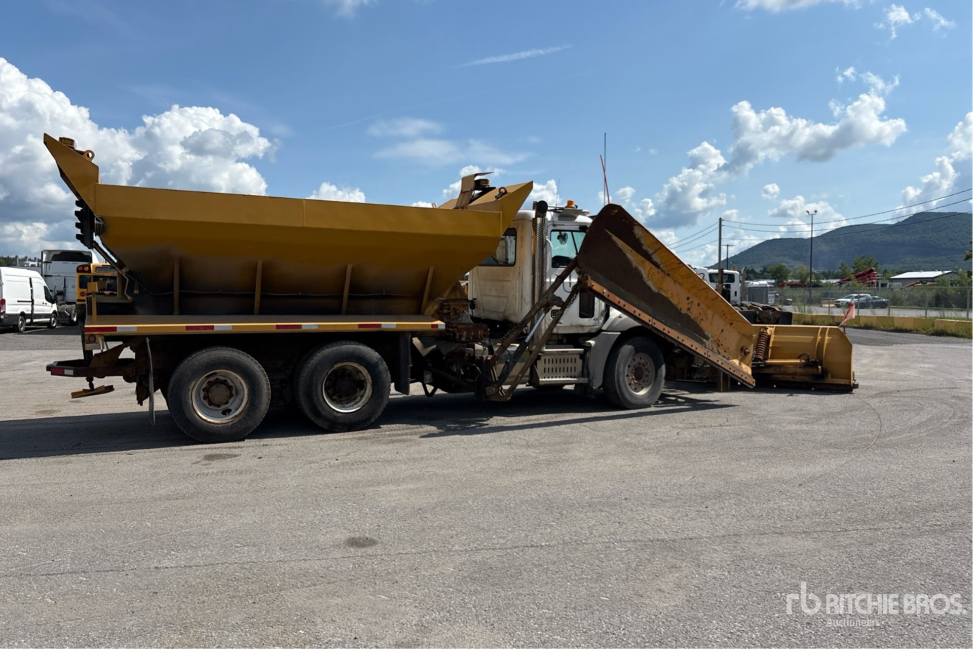 2012 Mack GU813