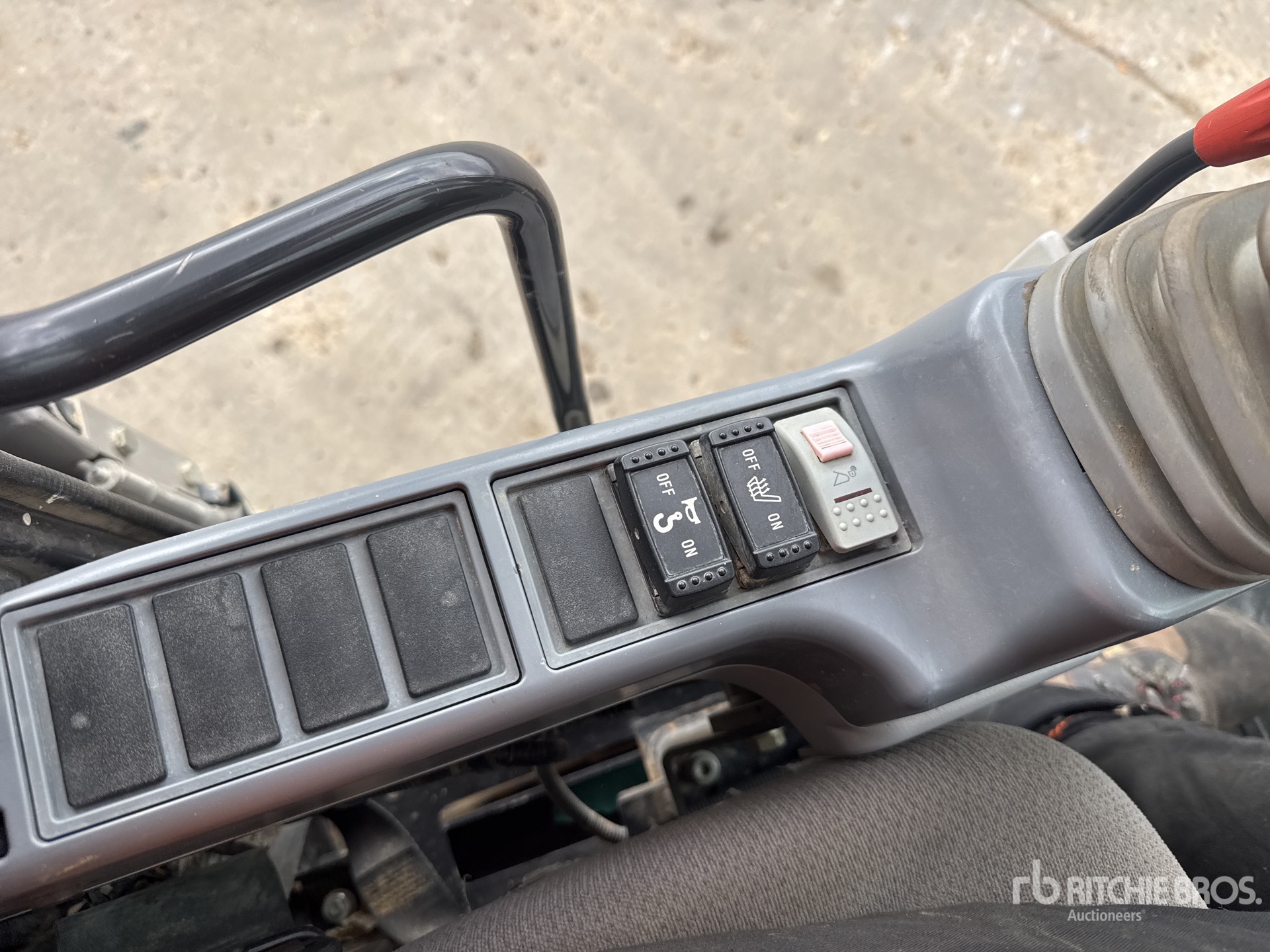 2015 Hitachi ZX210LC-5B