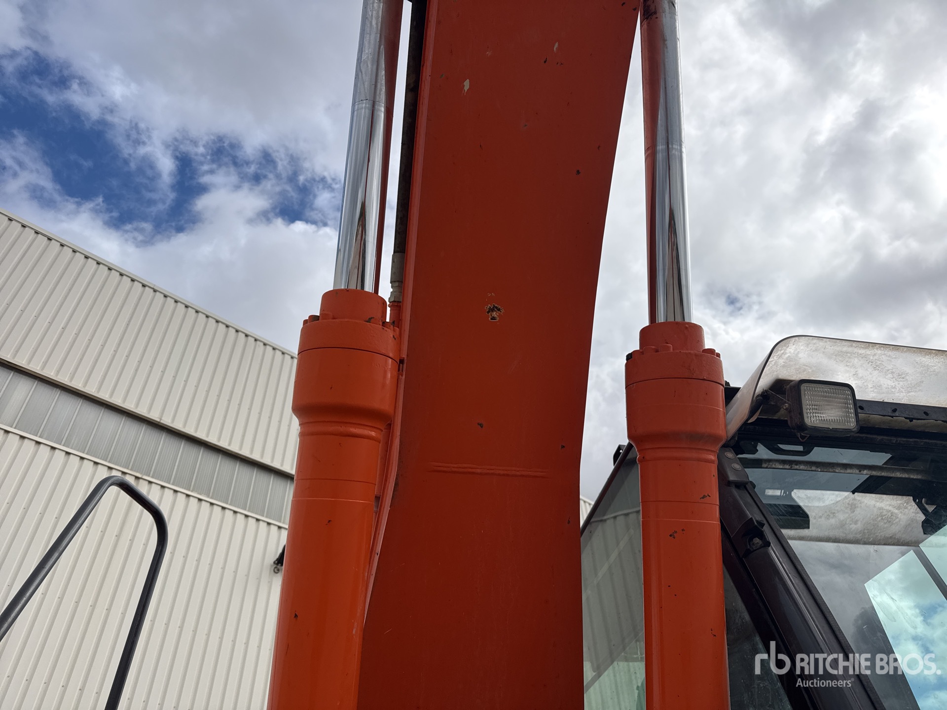 2015 Hitachi ZX210LC-5B