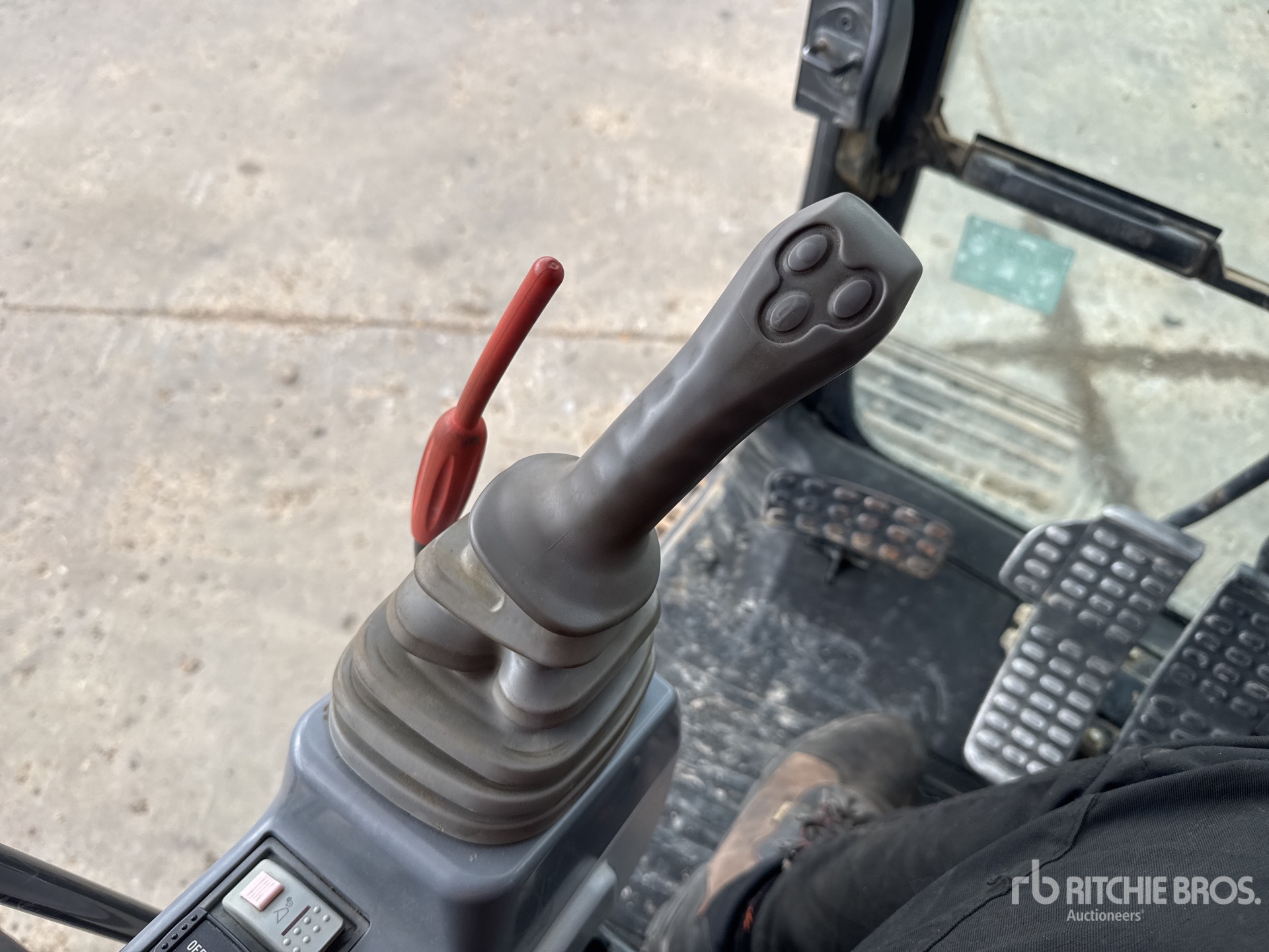 2015 Hitachi ZX210LC-5B