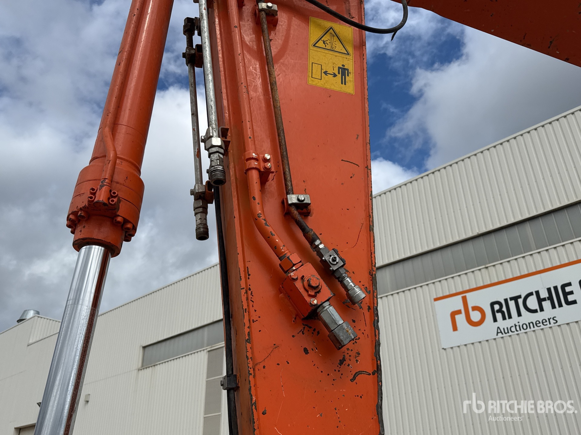 2015 Hitachi ZX210LC-5B