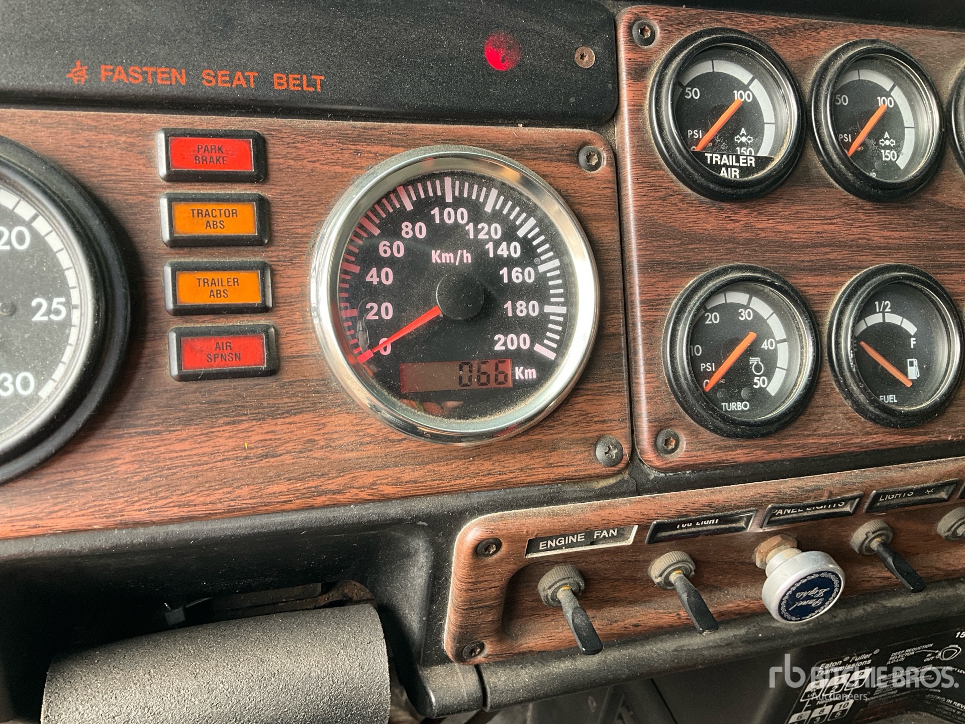 2000 Freightliner FLD 120