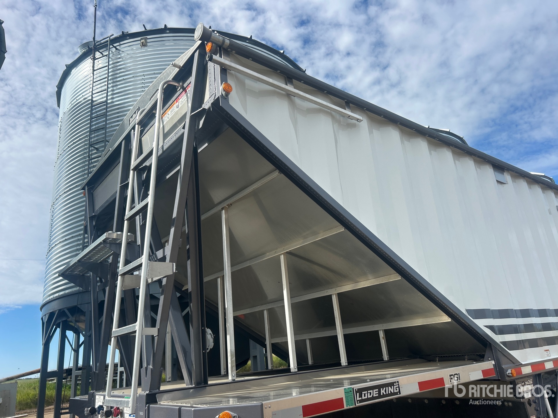 2024 Load King 28 ft Tri/A Super B-Train Lead