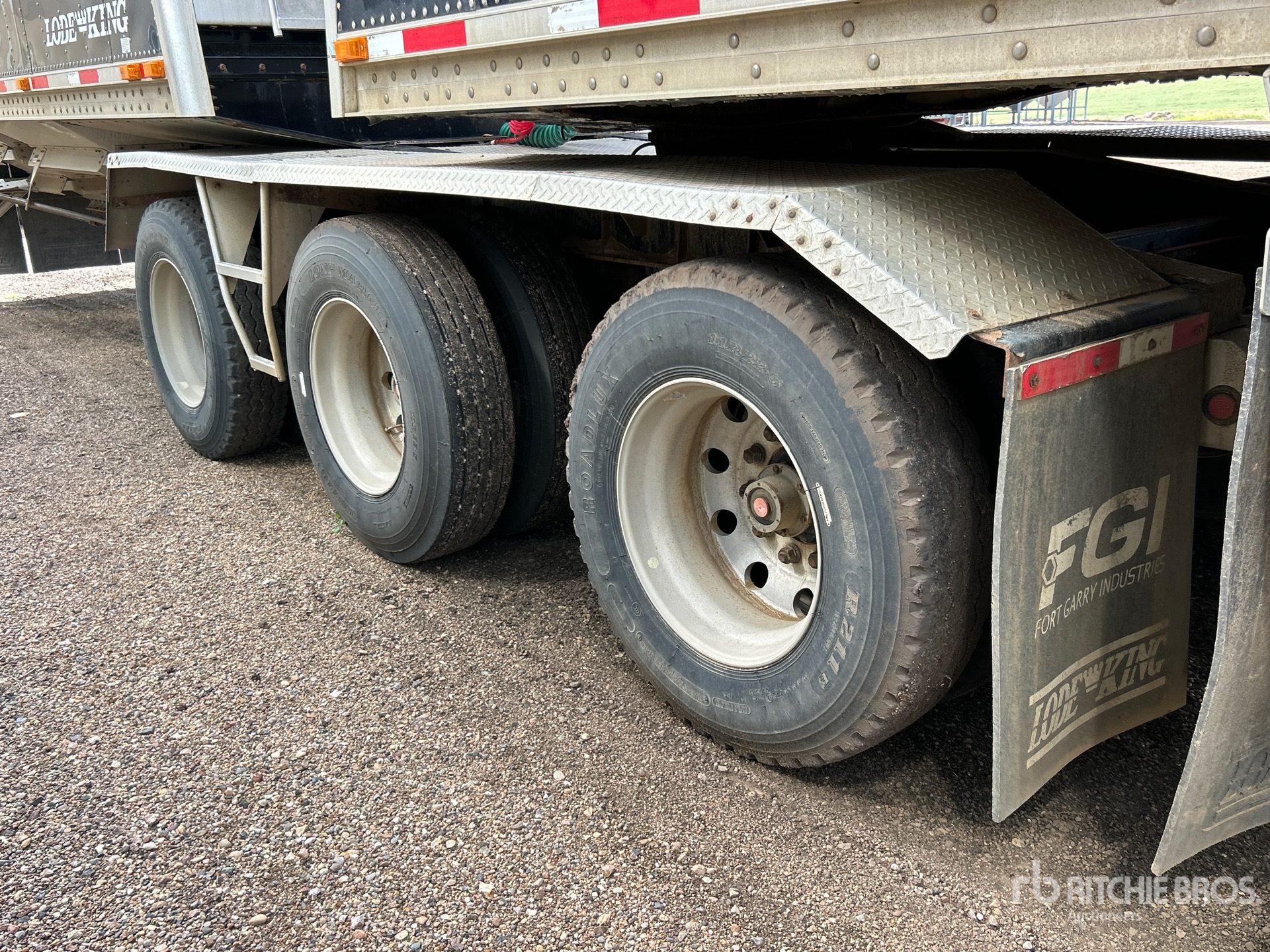 2013 Load King 28 ft Tri/A Super B-Train Lead
