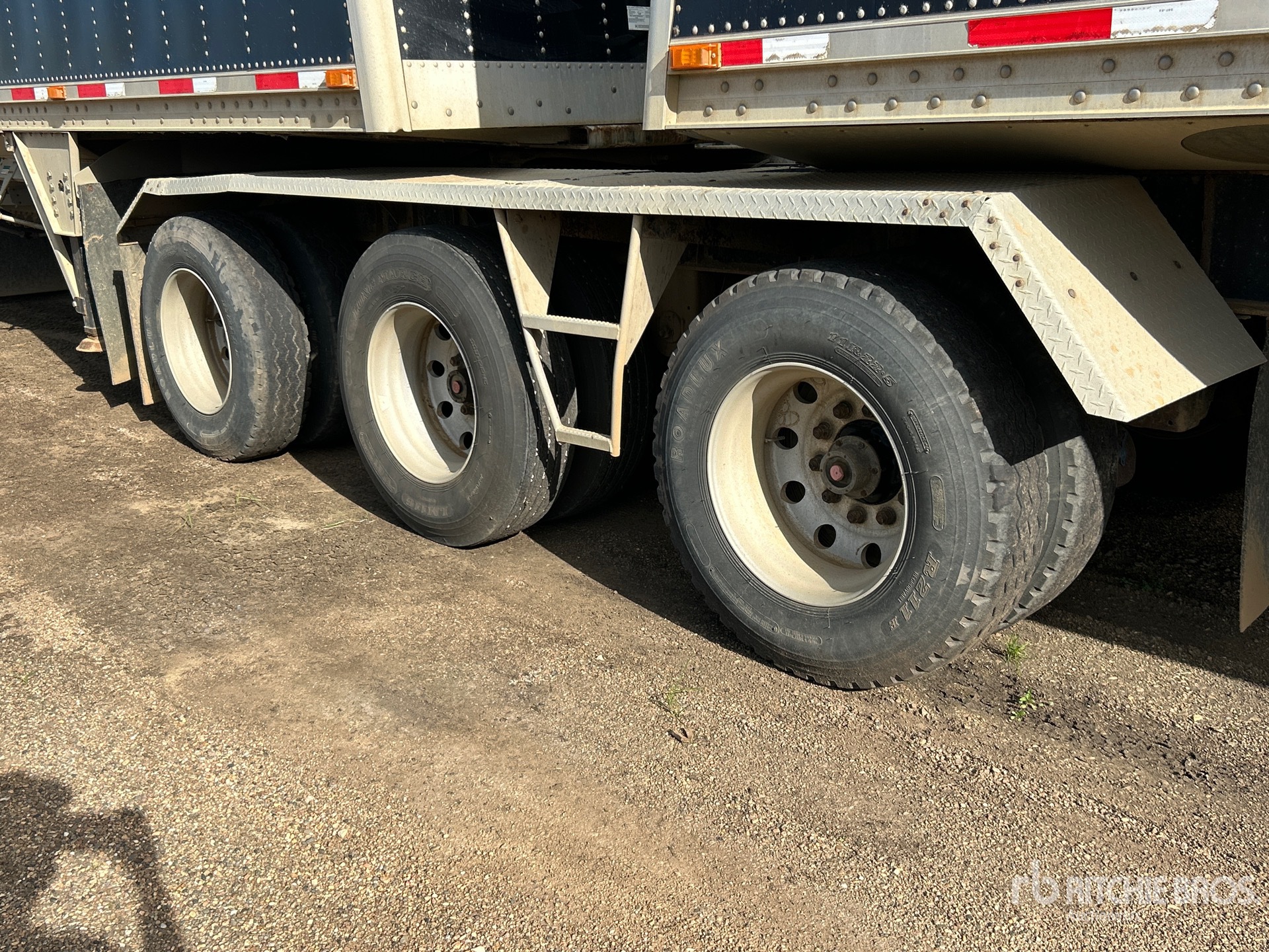 2013 Load King 28 ft Tri/A Super B-Train Lead