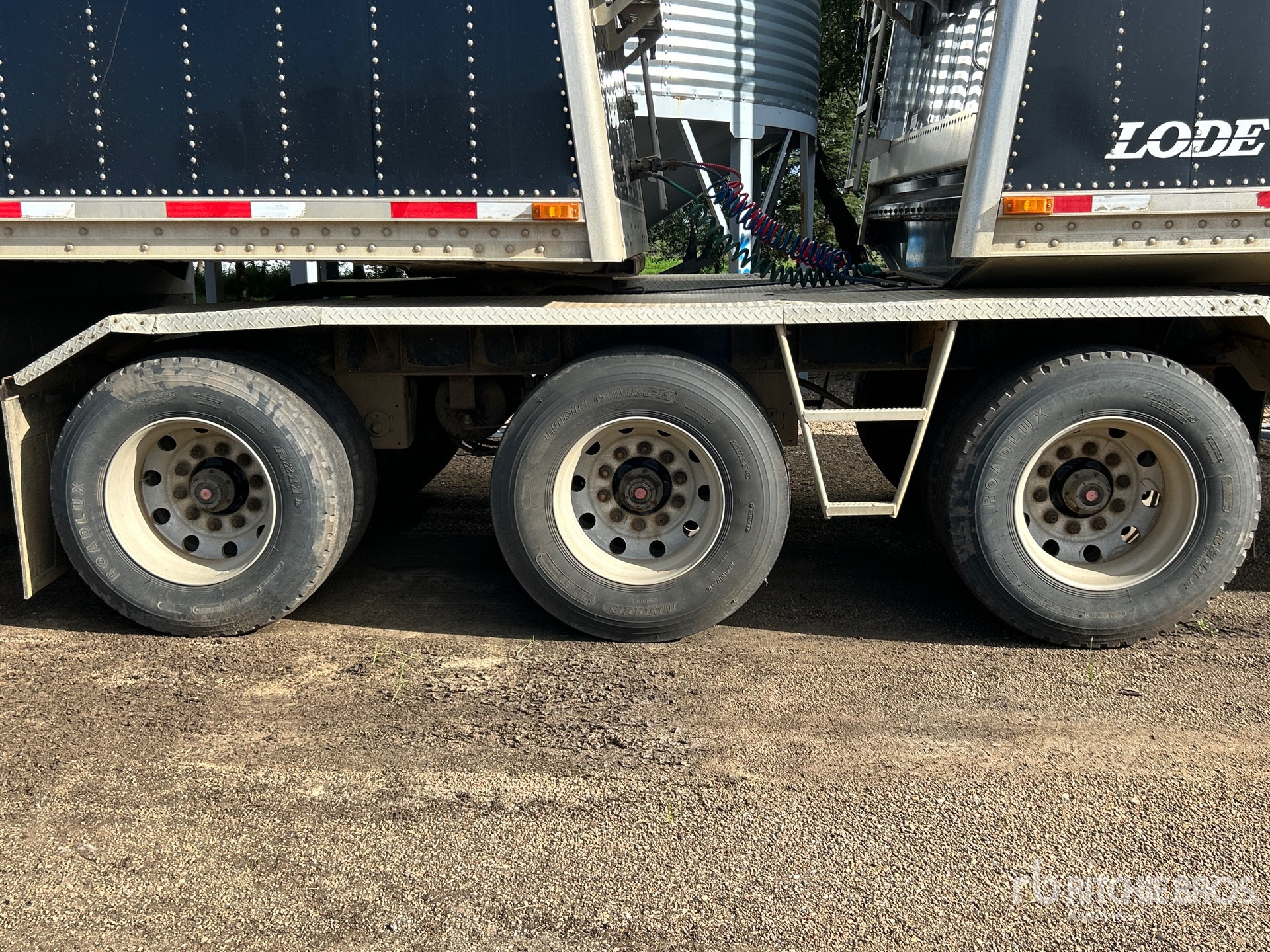 2013 Load King 28 ft Tri/A Super B-Train Lead
