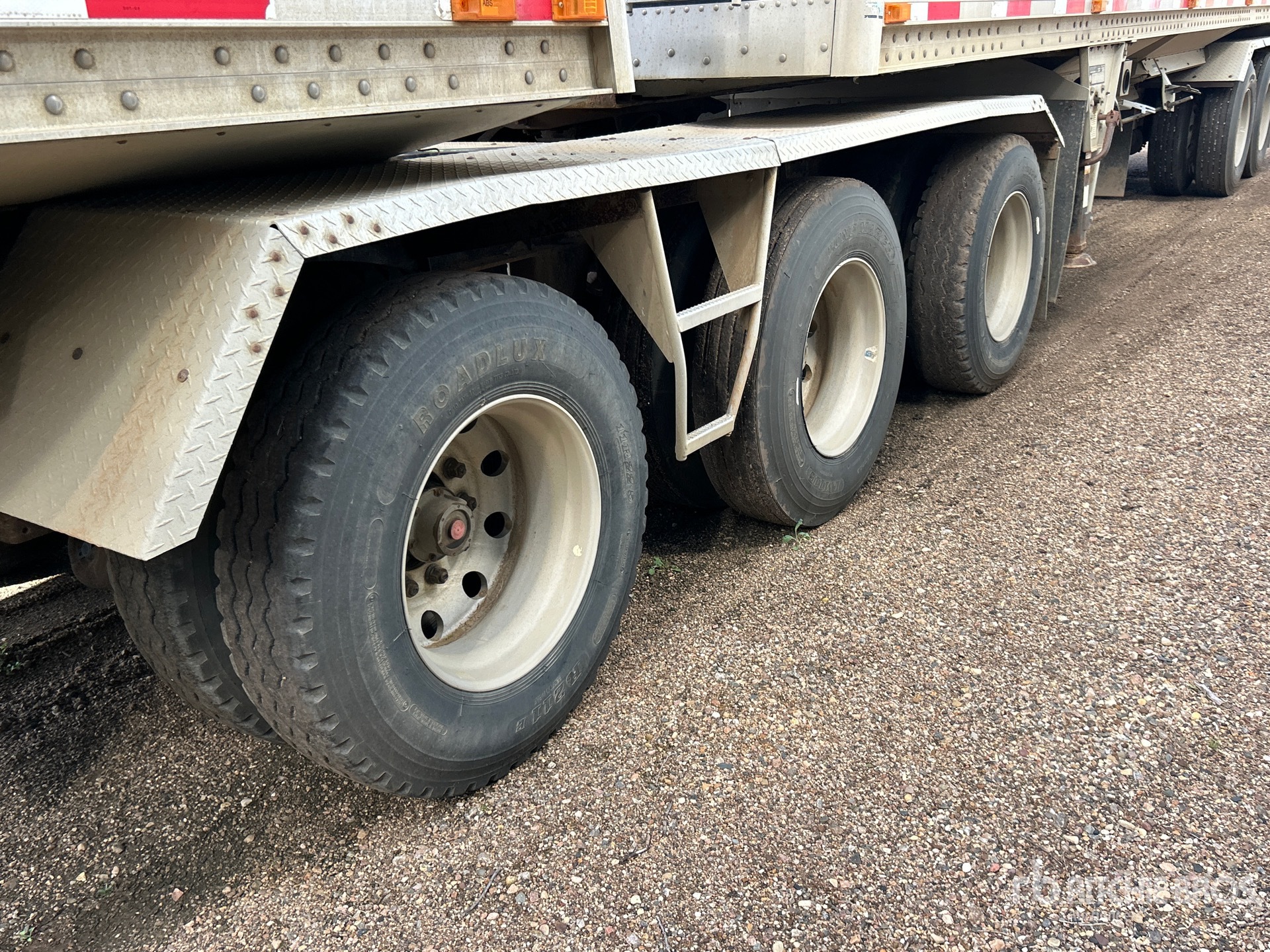 2013 Load King 28 ft Tri/A Super B-Train Lead