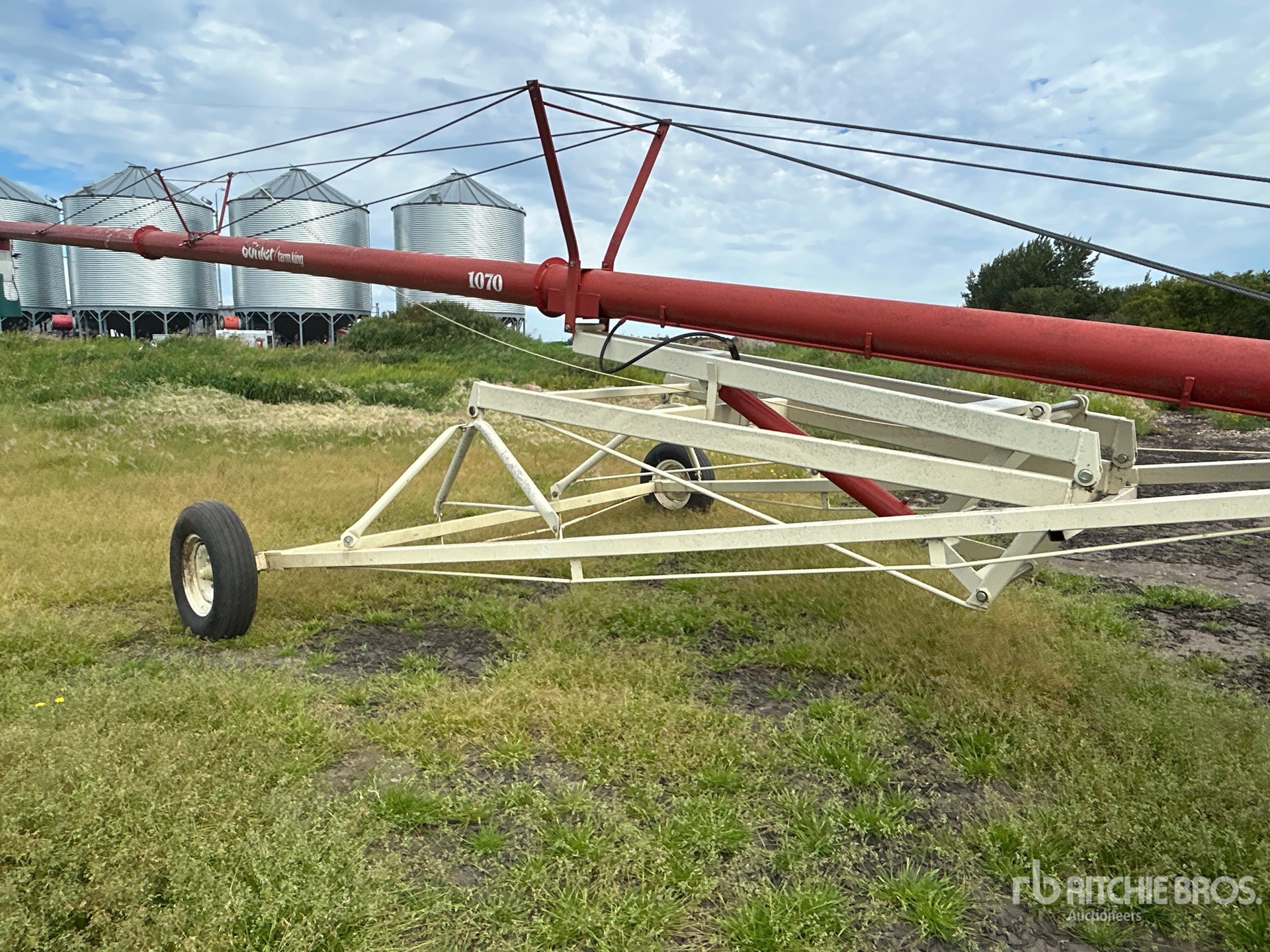 2002 Farm King 1070