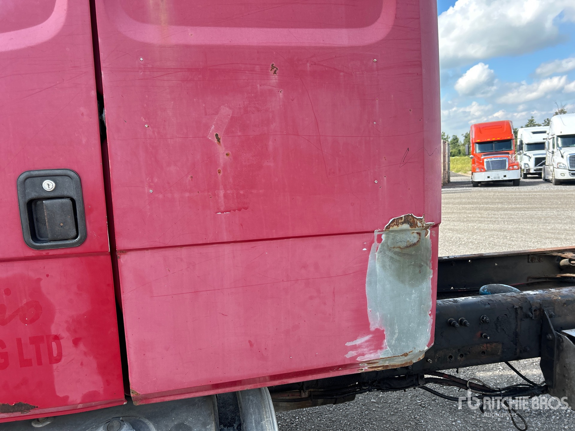 2004 Freightliner FL 112