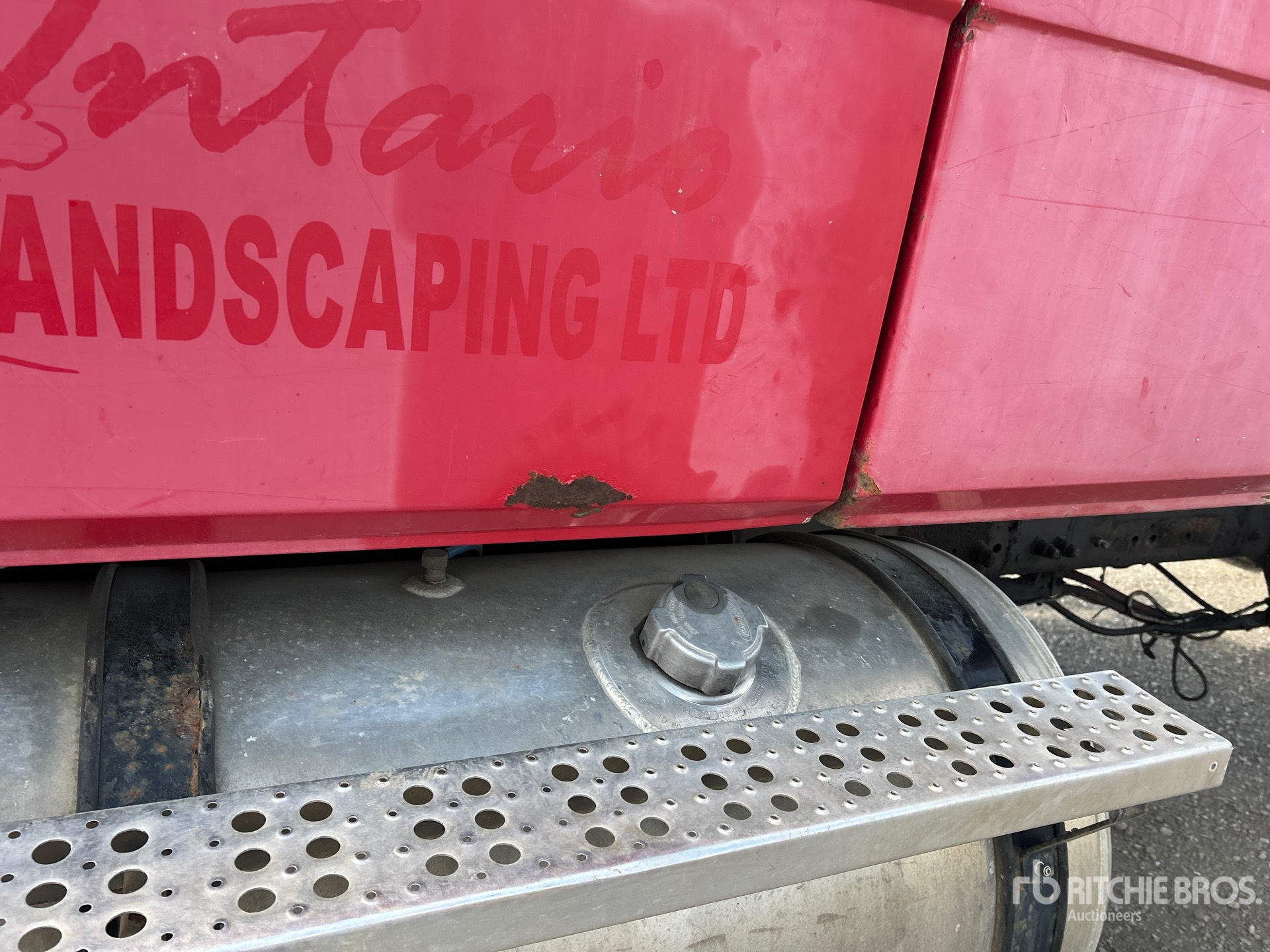 2004 Freightliner FL 112