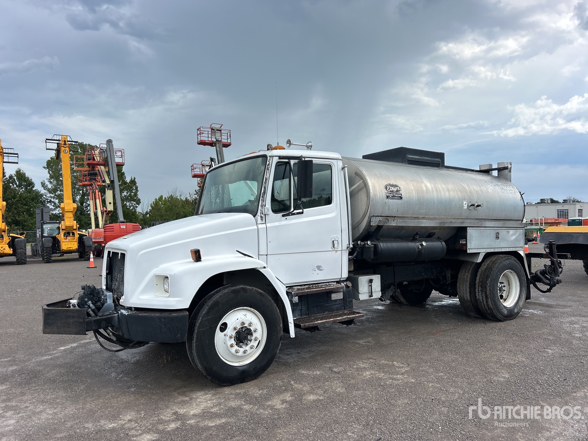 2000 Freightliner FL 70