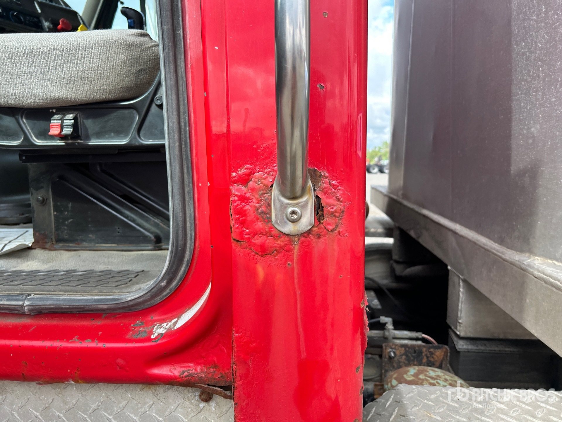 Sterling 8X4 TWIN-STEER