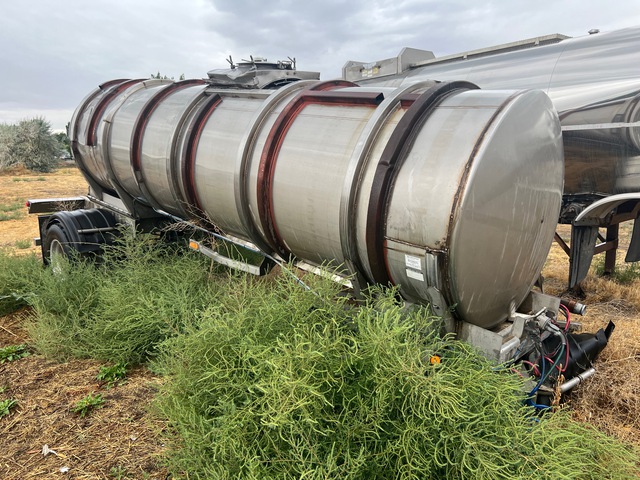1996 BEALL 3200 gal S/A Turntable B-Train Pup 21&rsquo; Milk Tanker Pup Tanker Trailer (Inoperable)