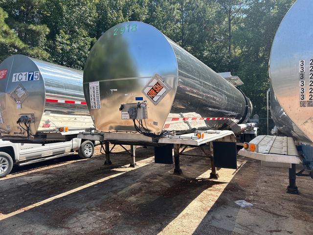 1987 Fruehauf MC307SS 7000 gal T/A Tanker Trailer