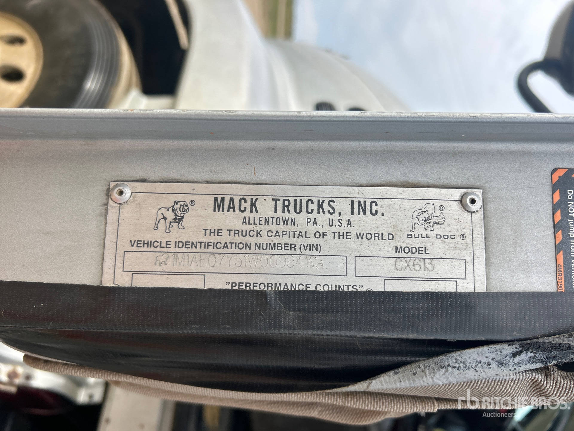 2001 Mack CX613
