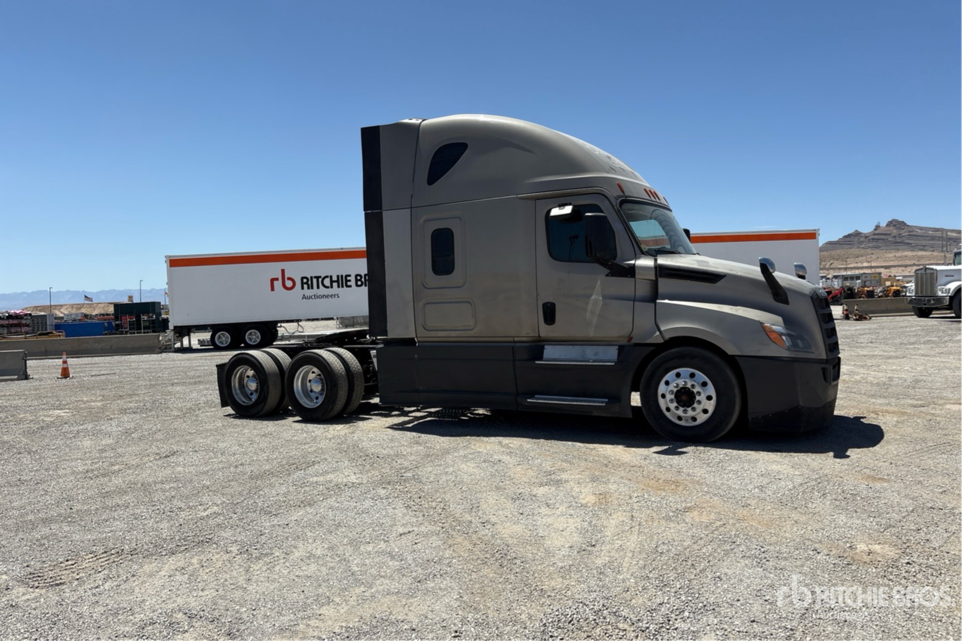 2020 Freightliner CASCADIA 126