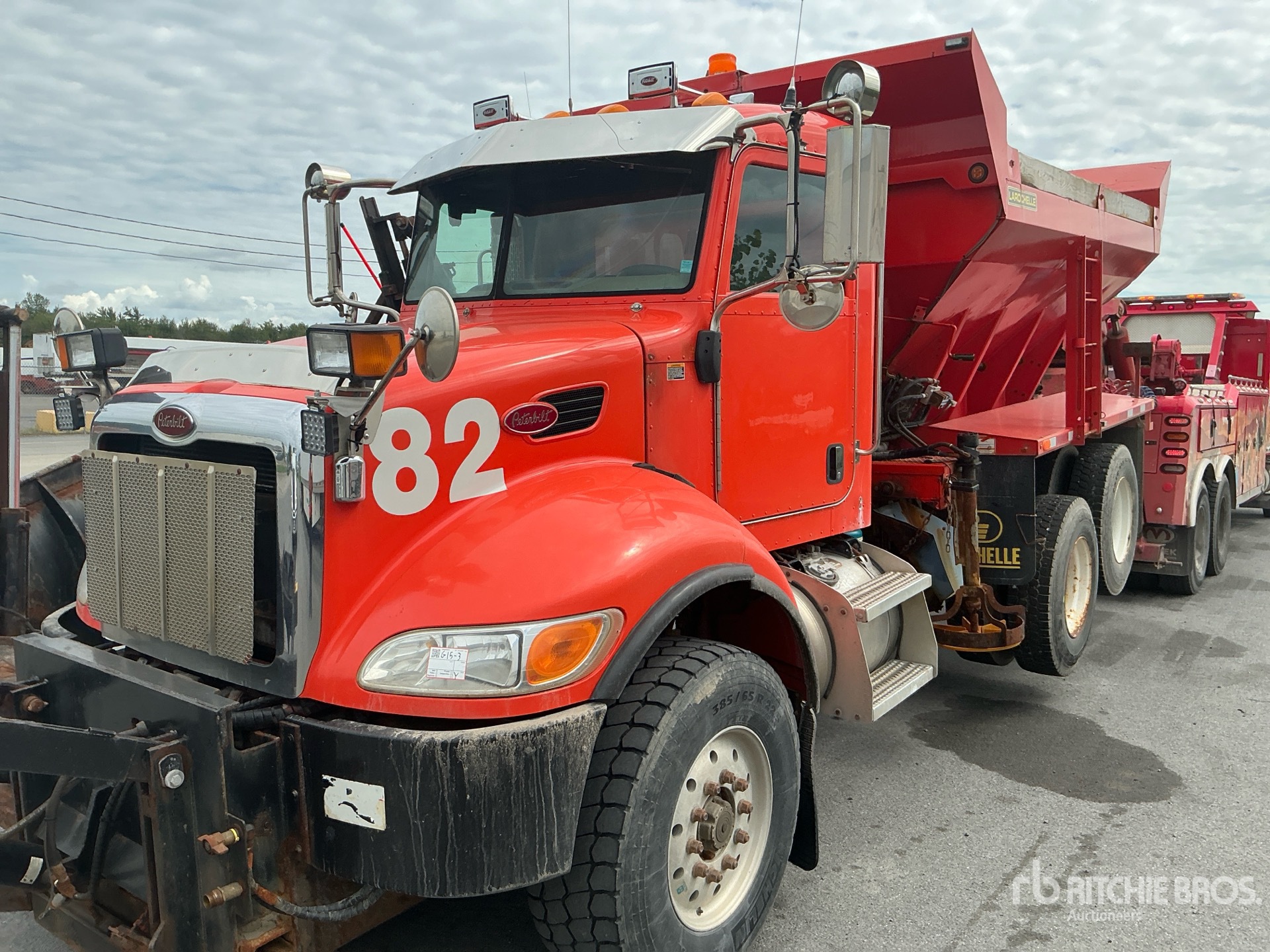 Photo of 2006 Peterbilt 335