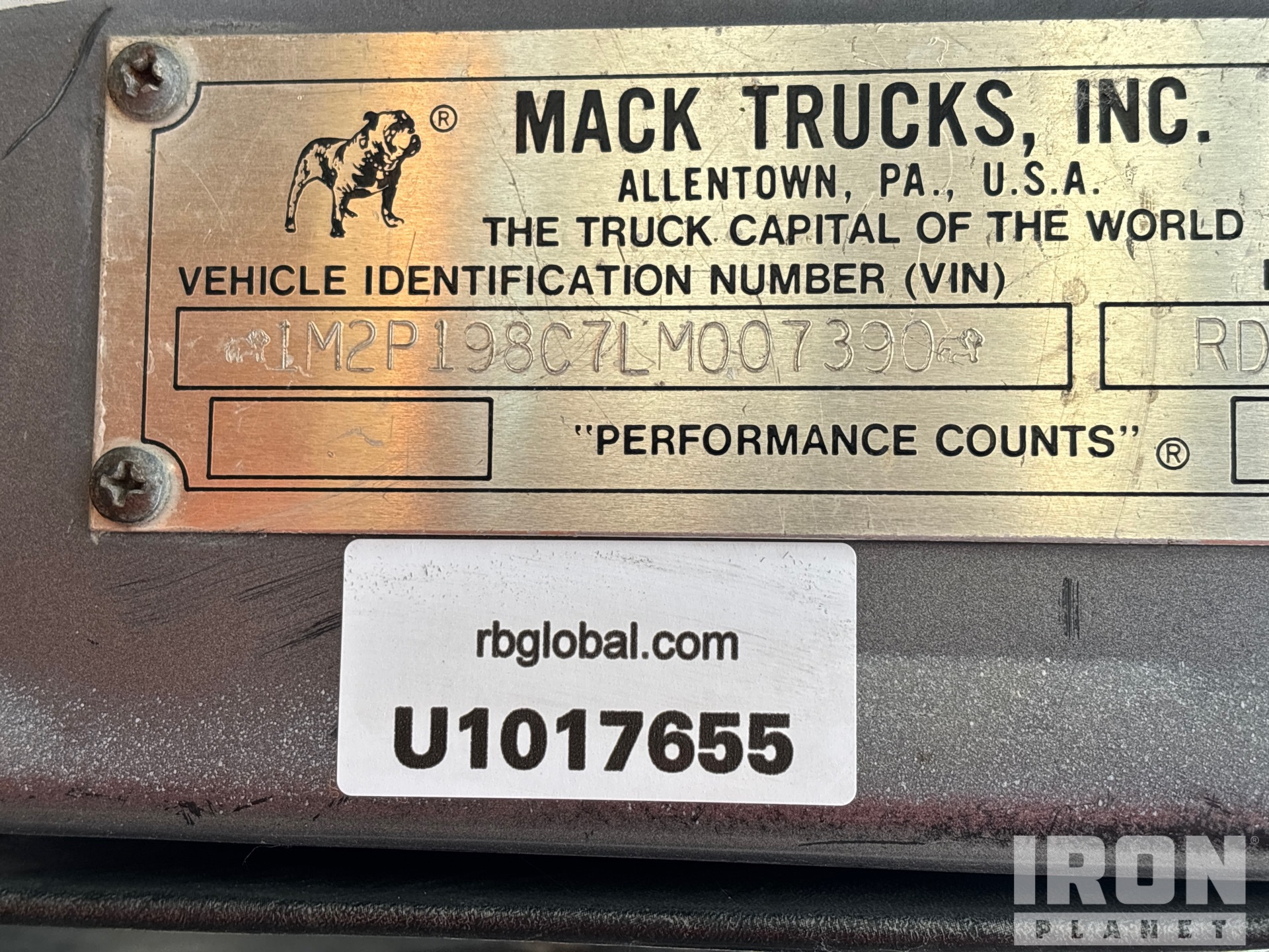 1990 Mack RD690S