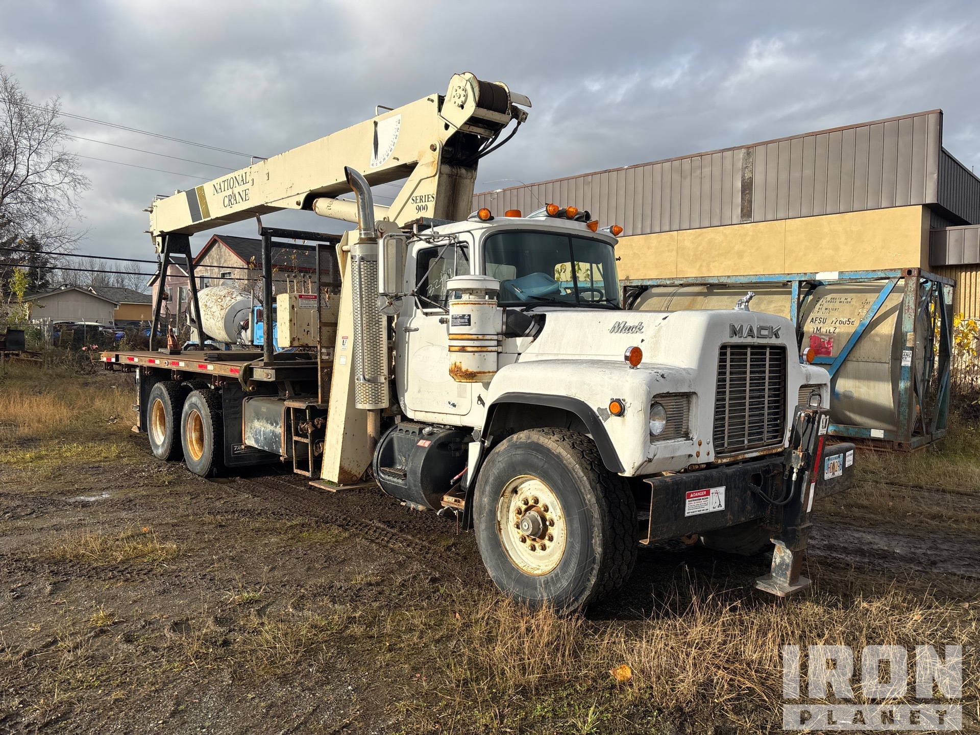 1990 Mack RD690S