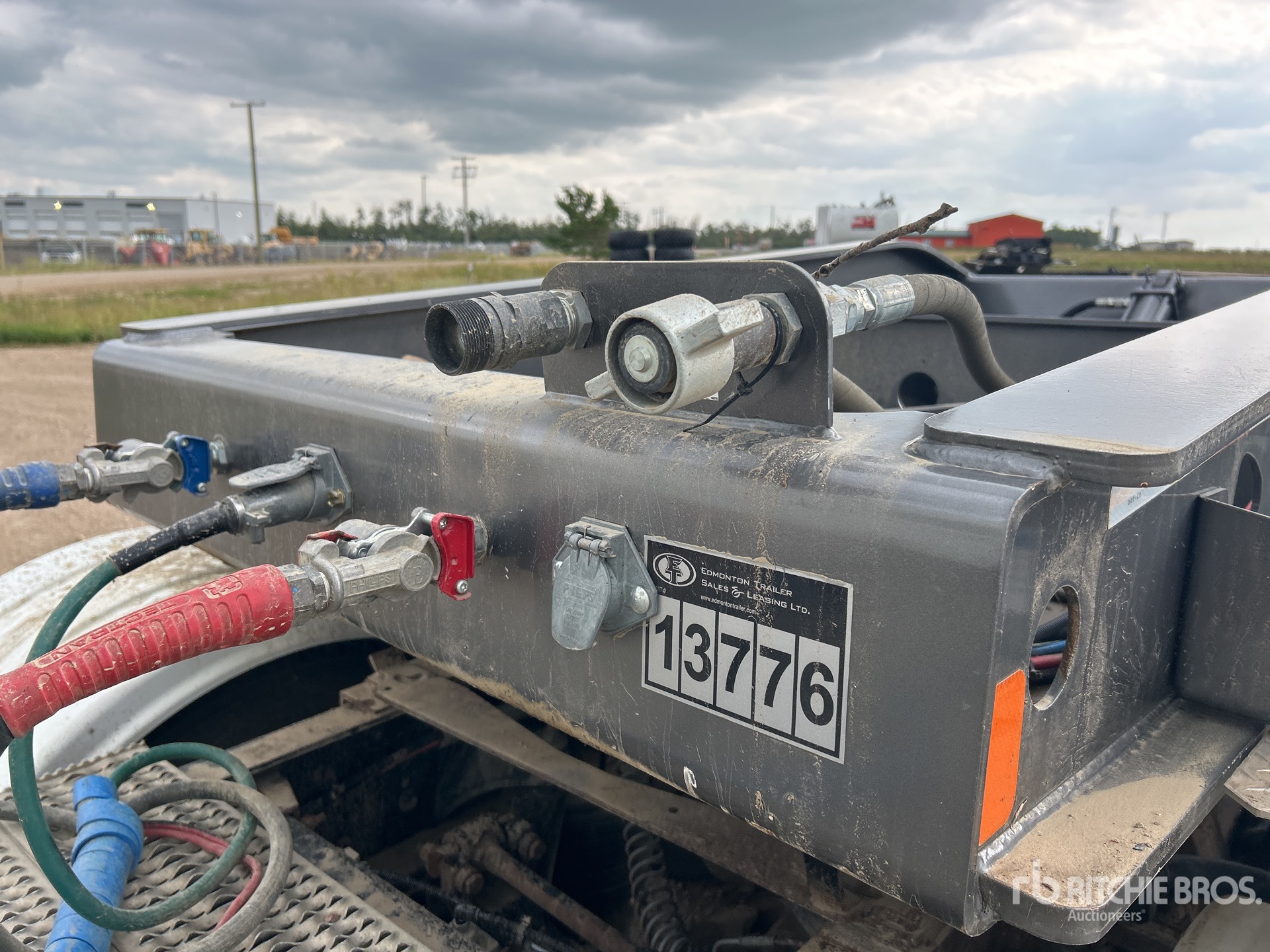 2022 Doepker 68775 lb Tri/A Removable Gooseneck