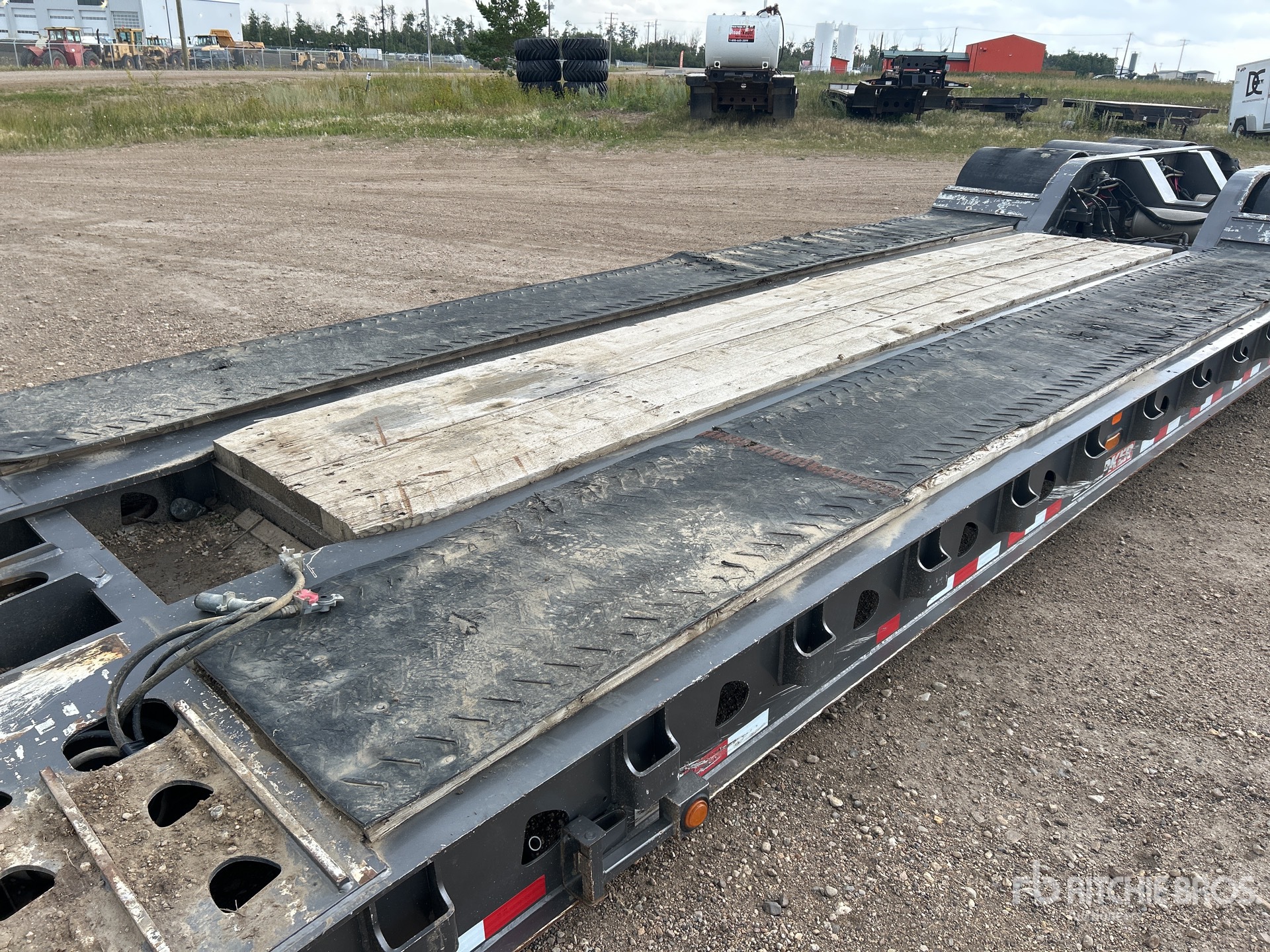 2022 Doepker 68775 lb Tri/A Removable Gooseneck