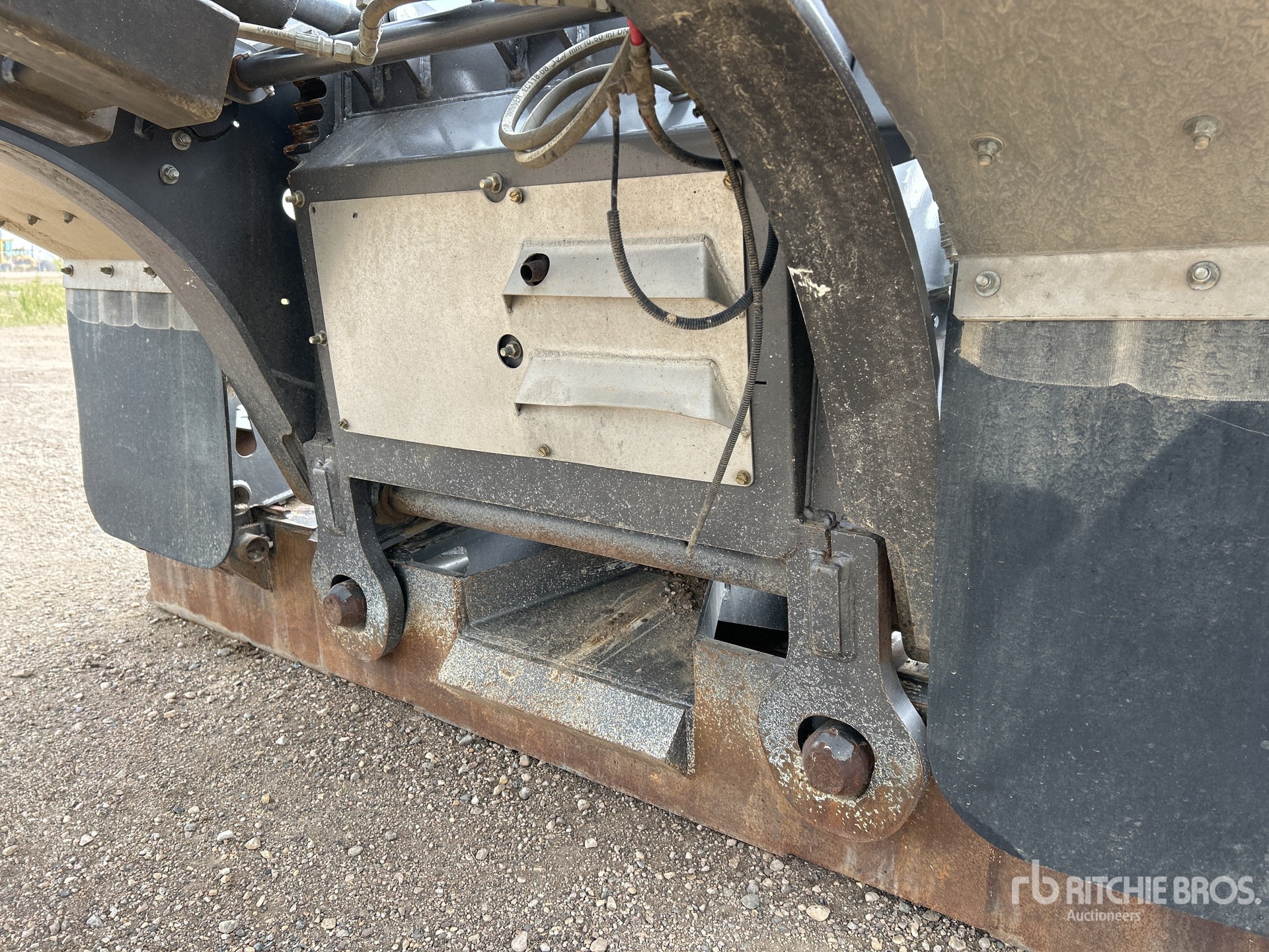2022 Doepker 68775 lb Tri/A Removable Gooseneck